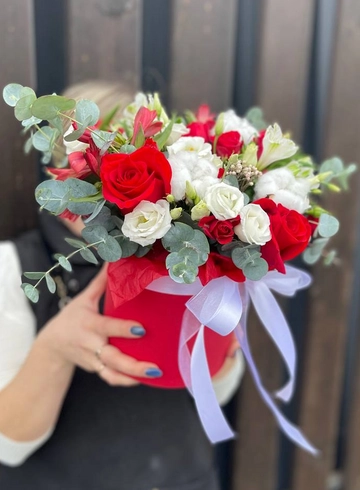 Композиция в шляпной коробке «Любовная весточка» от интернет-магазина цветов в 