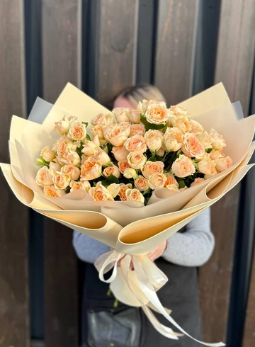 Монобукет из кустовых роз «Персик» от интернет-магазина цветов в 