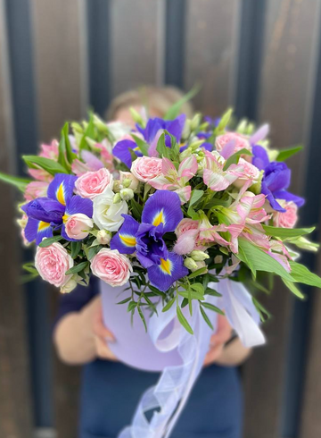 Композиция в шляпной коробке «Весенний дождь» от интернет-магазина цветов в 