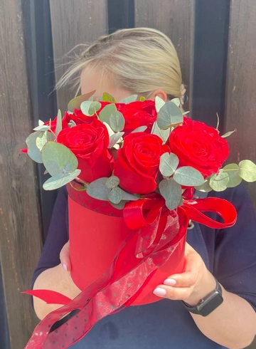 11 роз в шляпной коробке «Миниатюра в красном» от интернет-магазина цветов в 