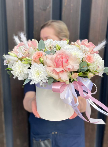 Композиция в шляпной коробке «Движ париж» от интернет-магазина цветов в 