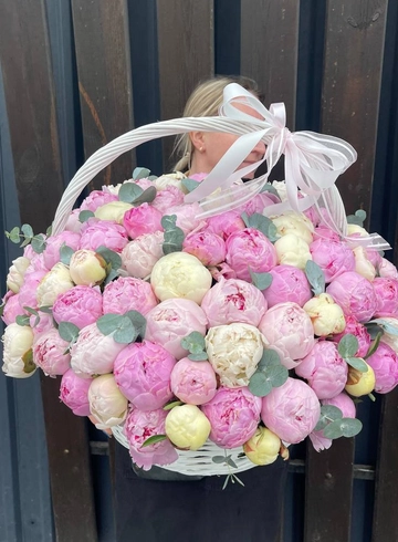 101 пион в корзине от интернет-магазина цветов в 