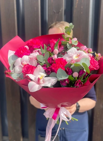 Сборный букет &laquo;Кино с винишком&raquo; от интернет-магазина цветов в 