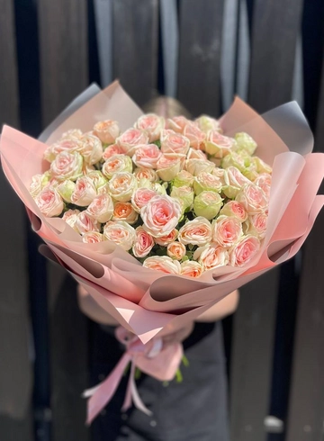 Монобукет из кустовых роз Ингер Кристин от интернет-магазина цветов в 