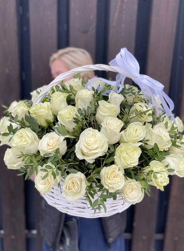 51 белая роза композиция в корзине от интернет-магазина цветов в 