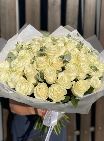 51 белая роза «Невесомый поцелуй» с оформлением от интернет-магазина цветов в 