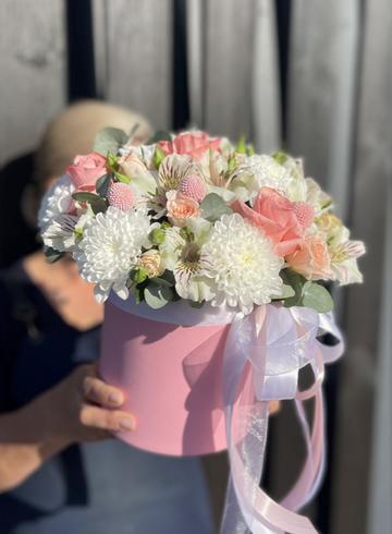 Композиция в шляпной коробке «Ларец-Леденец» от интернет-магазина цветов в 