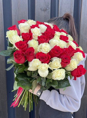 51 роза «Красно-белый коктейль» от интернет-магазина цветов в 