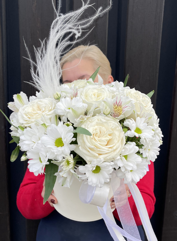 Композиция в шляпной коробке «Берегиня» от интернет-магазина цветов в 