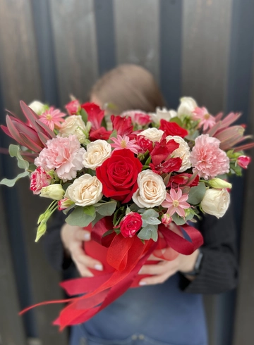 Композиция в шляпной коробке «Красна краса» от интернет-магазина цветов в 