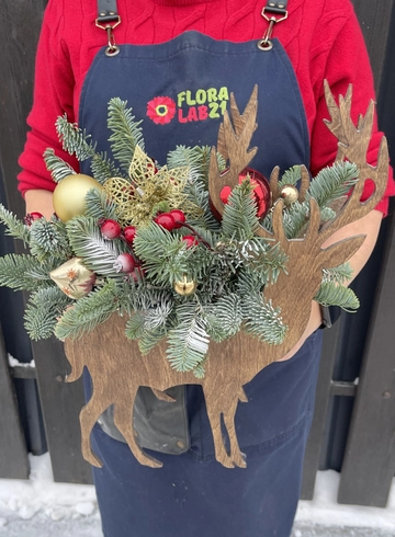 Композиция в ящике &laquo;Северный олень&raquo; от интернет-магазина цветов в 