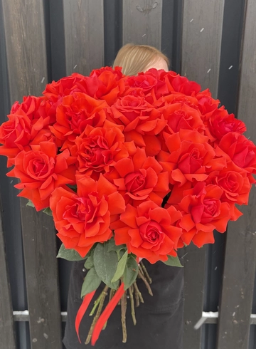 Французские красные розы &laquo;Фрамбуаз&raquo; от интернет-магазина цветов в 