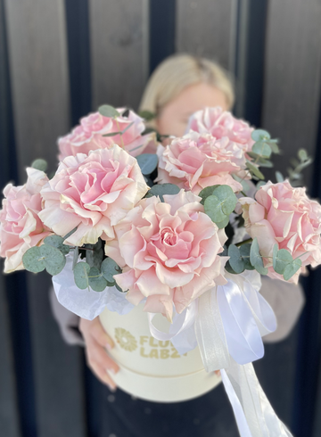 Французские кремово-розовые розы &laquo;Мэриан&raquo; композиция в шляпной коробке от интернет-магазина цветов в 