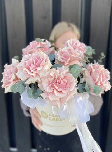 Французские кремово-розовые розы &laquo;Мэриан&raquo; композиция в шляпной коробке от интернет-магазина цветов в 