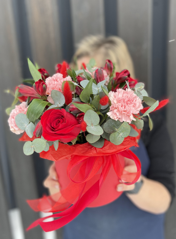 Композиция в шляпной коробке &laquo;Романтик&raquo; от интернет-магазина цветов в 