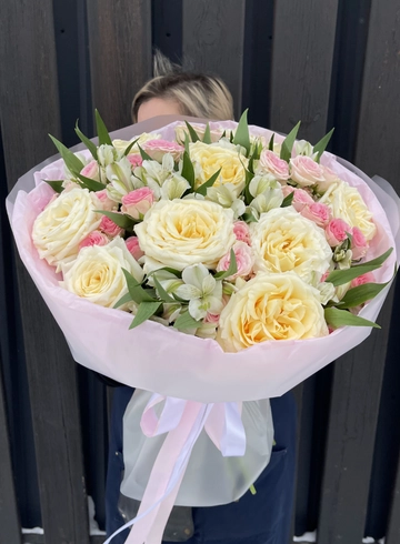 Авторский букет &laquo;Тому кто дорог&raquo; от интернет-магазина цветов в 