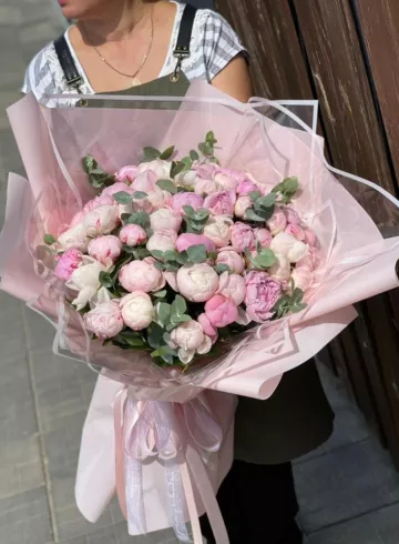 51 белый и розовый пион от интернет-магазина цветов в 