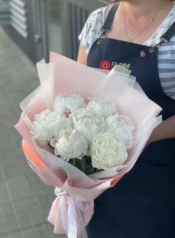 7 белых пионов от интернет-магазина цветов в 