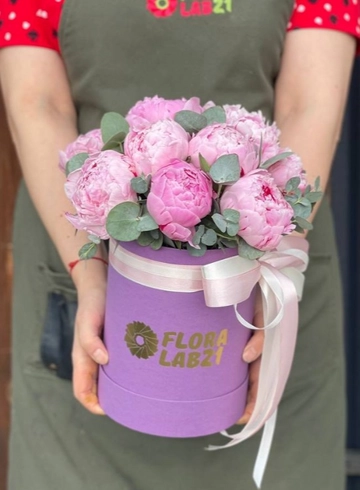 Композиция в шляпной коробке «Дон Пион» от интернет-магазина цветов в 