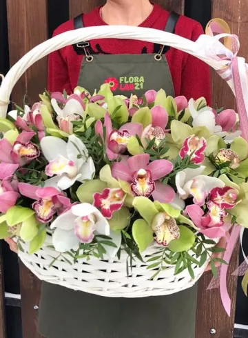 Композиция в корзине с орхидеями от интернет-магазина цветов в 