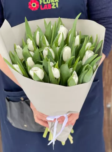 Монобукет белых тюльпанов от интернет-магазина цветов в 