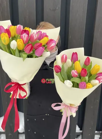 Монобукет разноцветных тюльпанов от интернет-магазина цветов в 