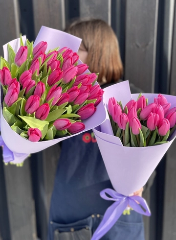 Монобукет фиолетовых тюльпанов от интернет-магазина цветов в 