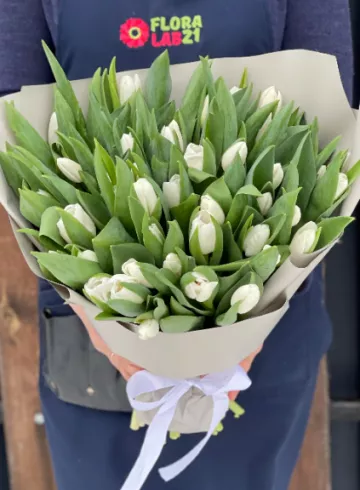 Монобукет из белых тюльпанов от интернет-магазина цветов в 