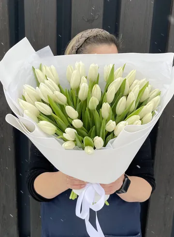 Монобукет из 51 белого тюльпана от интернет-магазина цветов в 