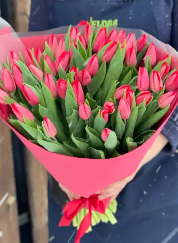Монобукет из красных тюльпанов от интернет-магазина цветов в 