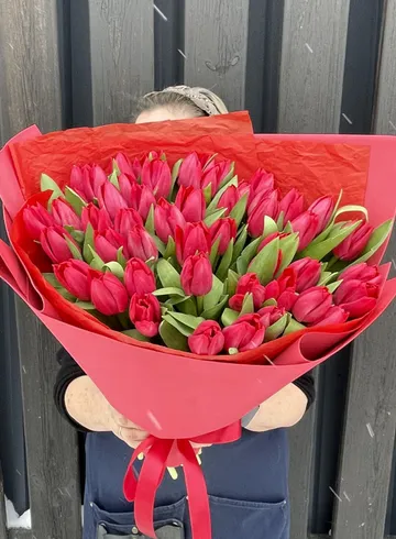 Монобукет из 51 красного тюльпана от интернет-магазина цветов в 