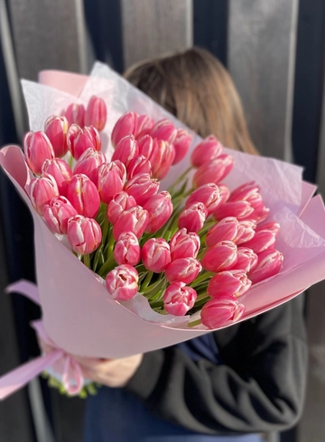 Монобукет из 51 розового тюльпана от интернет-магазина цветов в 