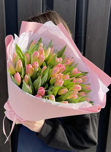 Монобукет из 51 розового тюльпана от интернет-магазина цветов в 