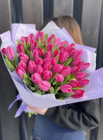 Монобукет из 51 фиолетового тюльпана от интернет-магазина цветов в 