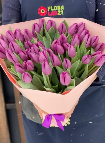 Монобукет из фиолетовых тюльпанов от интернет-магазина цветов в 