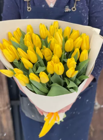 Монобукет из желтых тюльпанов от интернет-магазина цветов в 