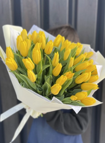 Монобукет из 51 желтого тюльпана от интернет-магазина цветов в 