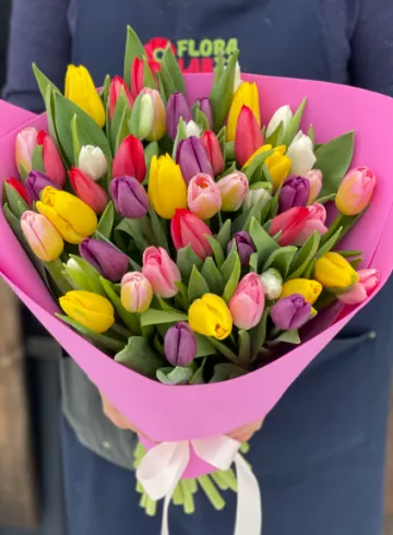 Монобукет из разноцветных тюльпанов от интернет-магазина цветов в 