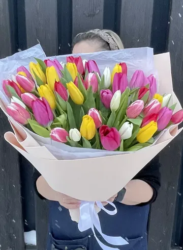 Монобукет из 51 разноцветного тюльпана от интернет-магазина цветов в 