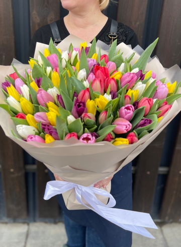 Монобукет 101 разноцветный тюльпан от интернет-магазина цветов в 