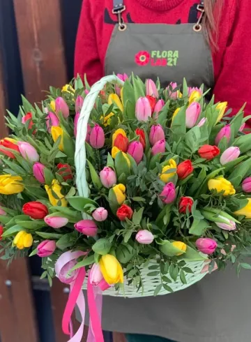 Композиция в корзине 101 тюльпан ассорти от интернет-магазина цветов в 
