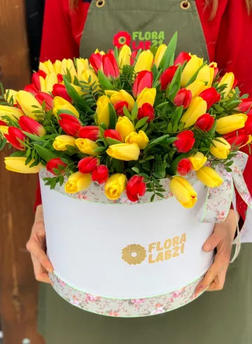 Композиция в шляпной коробке 101 тюльпан от интернет-магазина цветов в 
