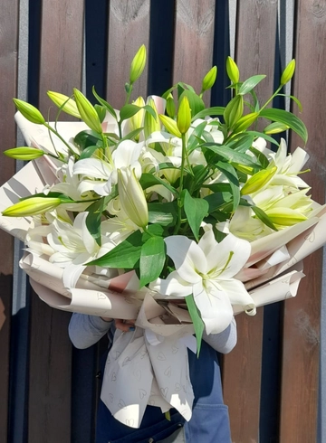 9 белых лилий от интернет-магазина цветов в 