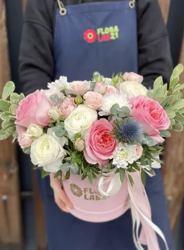 Композиция в шляпной коробке «Розы с ранункулюсом» от интернет-магазина цветов в 