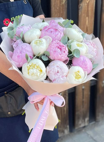 Монобукет из белых и розовых пионов от интернет-магазина цветов в 