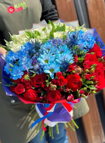 Авторский букет &laquo;Триколор России&raquo; от интернет-магазина цветов в 