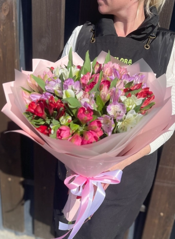 Монобукет 15 альстромерий «Аромат любимой женщины» от интернет-магазина цветов в 