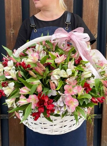 Композиция в корзине 51 альстромерия от интернет-магазина цветов в 