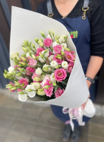 Монобукет из розовых и белых эустом от интернет-магазина цветов в 