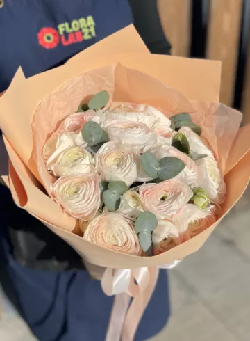 Монобукет из розовых ранункулюсов от интернет-магазина цветов в 